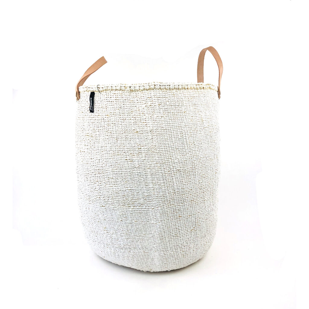 Mifuko Basket er en oppbevarings kurv og skittentøyskurv i naturmaterialer og oppsirkulert plast. Eller bruk den som stor handlekurv!
