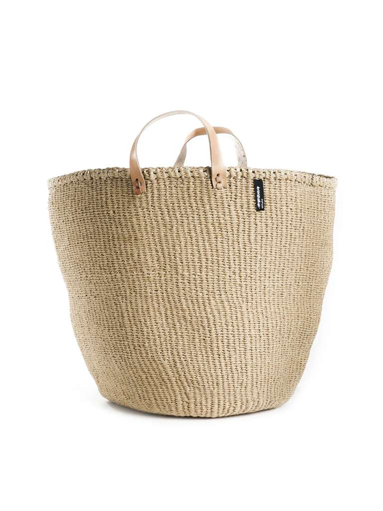 Mifuko Market basket er en vakker kurv i naturmaterialer. Vakre, myke former som lager stemning i hjemmet ditt. Kurven er håndflettet papir.