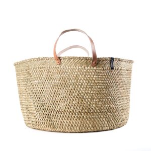 Mifuko Basket Iringa - gigantisk og vakker kurv i naturmaterialet milulu gress. Vakre, myke former og et enkelt designuttrykk.