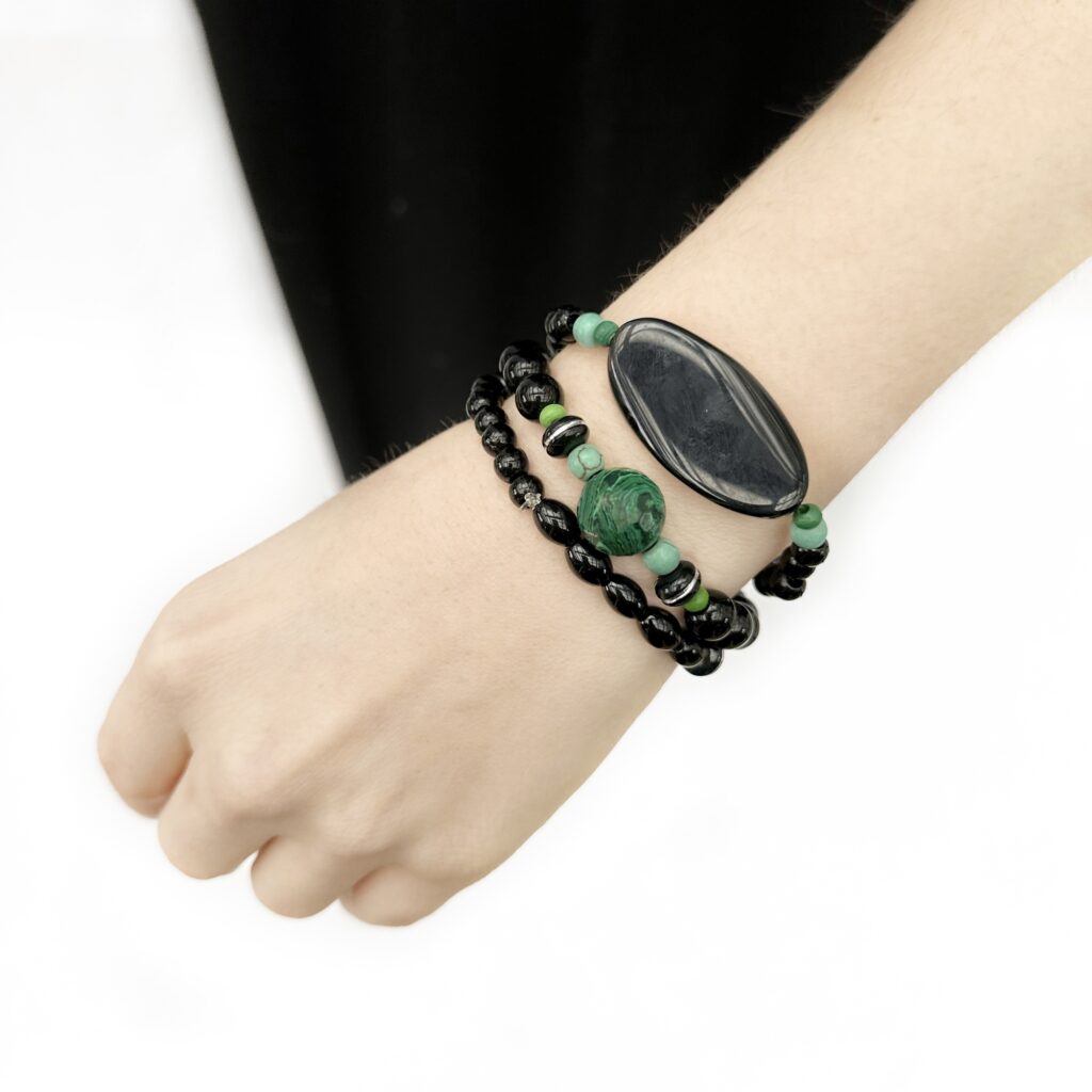 Eksklusivt armbåndet med halvedelstener i sort med nydelig stor perle i grønt. Sett det sammen med et enklere i samme farger så har du en flott kombinasjon.