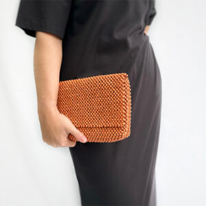 Big Wilma rosa veske, er en større clutch og selskapsveske enn vår klassiske lille! Den er ypperlig til selskap, bryllup, party eller til hverdags antrekket. Ta den like gjerne med på cafe! Den er rommer akkurat det den skal - mobil, leppestift, kort og et par briller. Unik og håndlaget fra hver eneste perle. Alle ringer på innsiden for feste av lenke. Bruk gjerne dine egne lenker, remmer eller sjekk vårt utvalg på nettbutikk. Det er knapt nok en farge vi ikke kan skaffe den i - så du finner garantert akkurat den fargen DU trenger. OG leter du etter en bestemt farge du ikke finner i nettbutikken, ta kontakt med oss, og så får vi laget en som passer akkurat det du trenger! Big Wilma er utviklet for oss. Det er et samarbeid mellom nordisk og afrikansk design. Håndlaget av kvinner i Uganda i prosjektet 4Africa