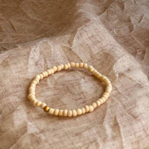 Enkelt armbånd laget av små perler i sart rosatone. Perlene er laget halvedelstener og er like store. Lengden er 19 cm. Praktisk strikk gjør det enkelt å ta av på. Dette er også fint å kombinere med andre armbånd. fairtrade - laget i Senegal.