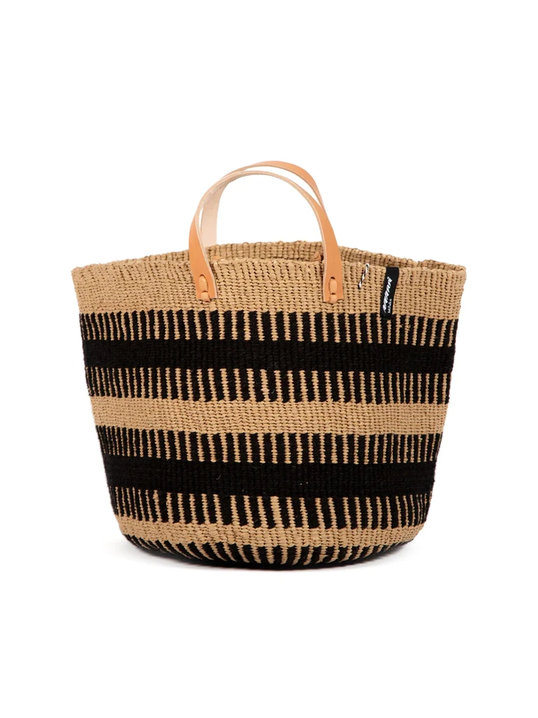 Mifuko håndflettet kurv - Vakker shopping kurv eller strandveske i naturmaterialer. Vakre, myke former og et enkelt design uttrykk. Kurven er håndflettet av ull og papir og hankene er av vakkert lær.
