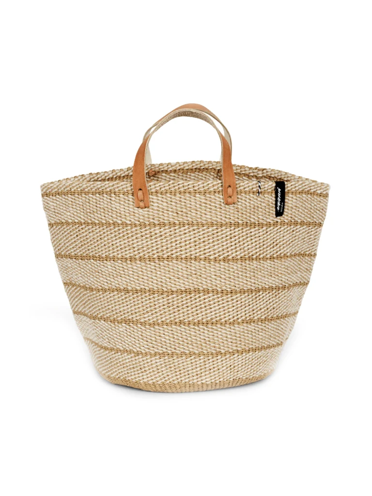 Mifuko håndflettet kurv - Vakker shopping kurv eller strandveske i naturmaterialer. Vakre, myke former og et enkelt design uttrykk. Pamba kurven er håndflettet av ull og papir og hankene er av vakkert lær. Kurven har en sart,lys naturfarge og lys brun i en nydelig vevd kombinasjon av ull og papir.