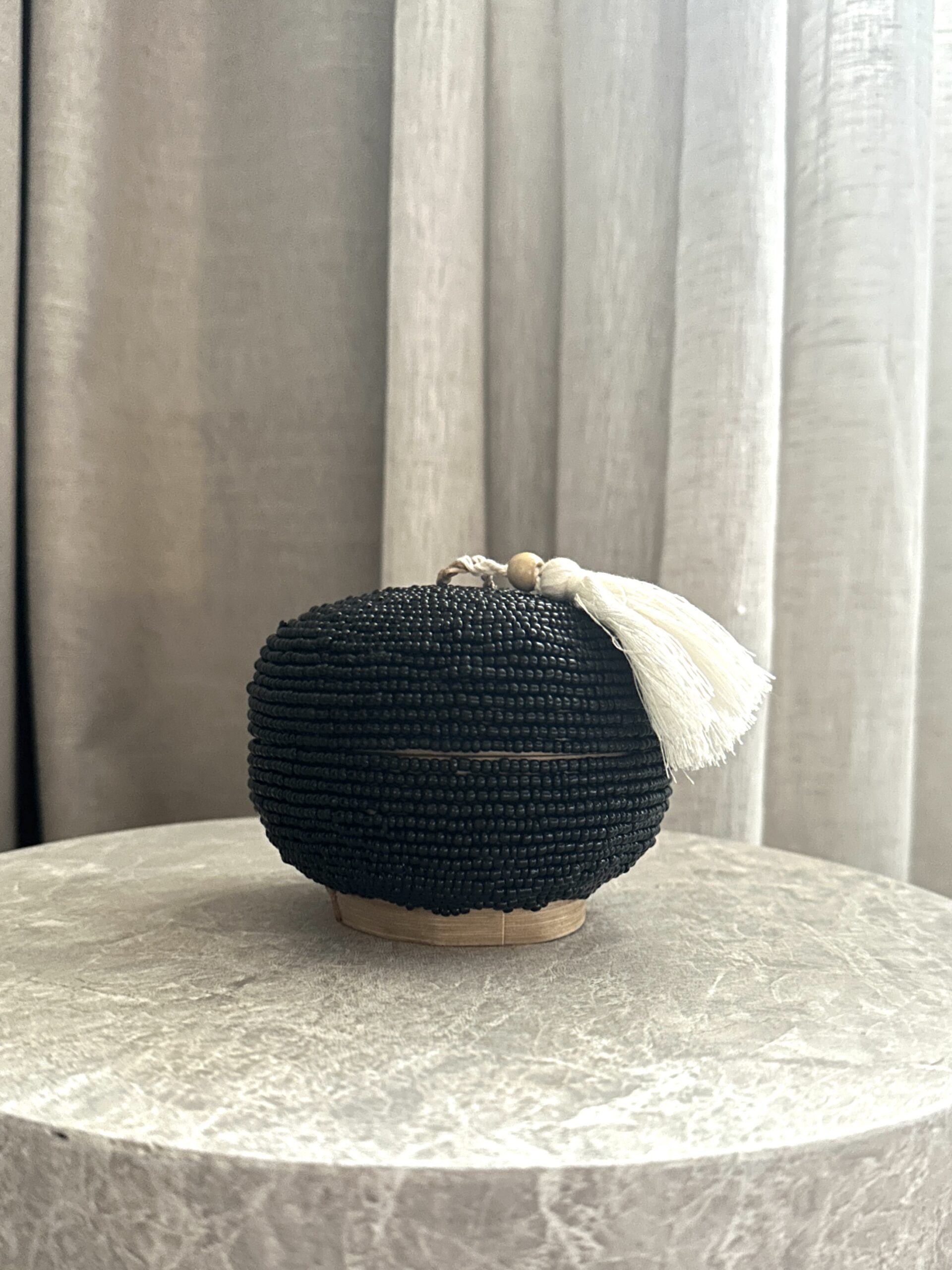 Umah Liten rund boks - bambus med perler -