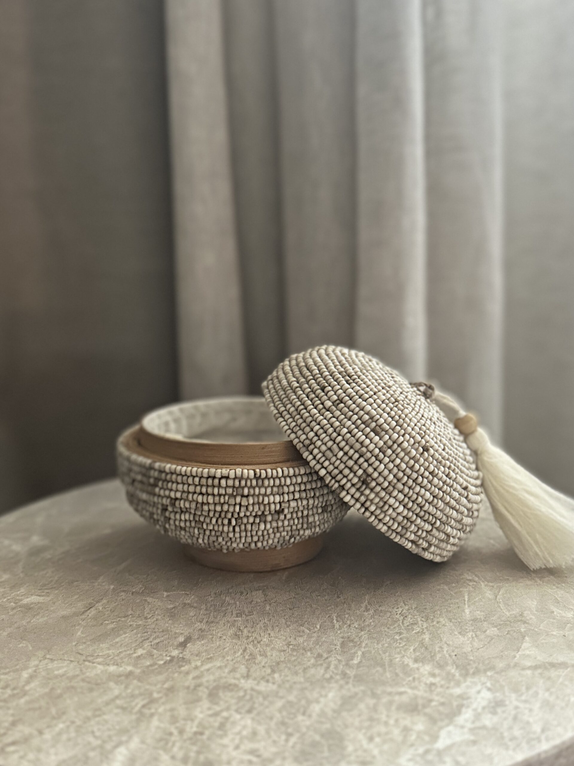 Umah smykkeskrin - Liten rund boks - bambus med perler – natur