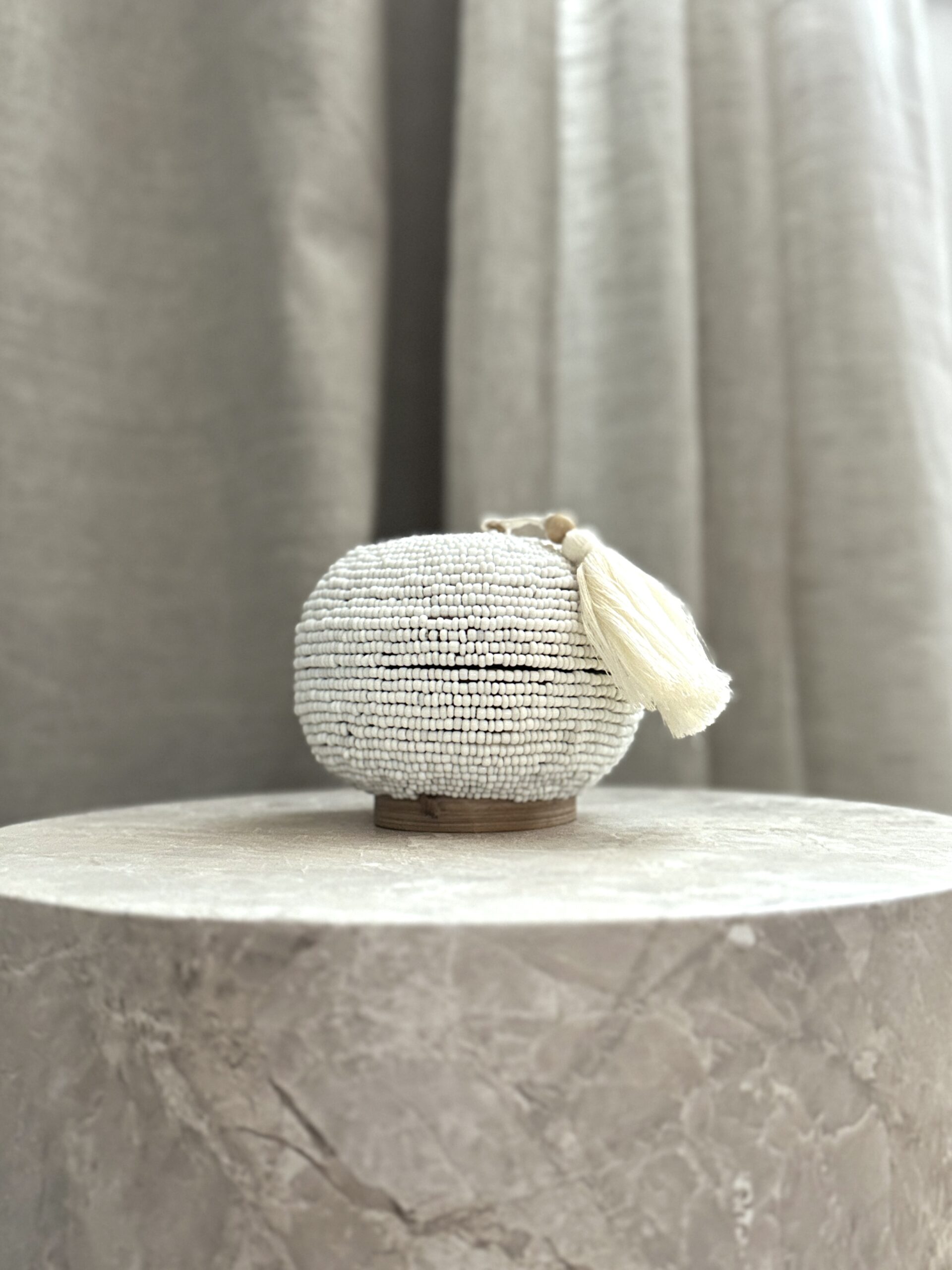 Umah smykkeskrin - Liten rund boks - bambus med perler - natur - hvit