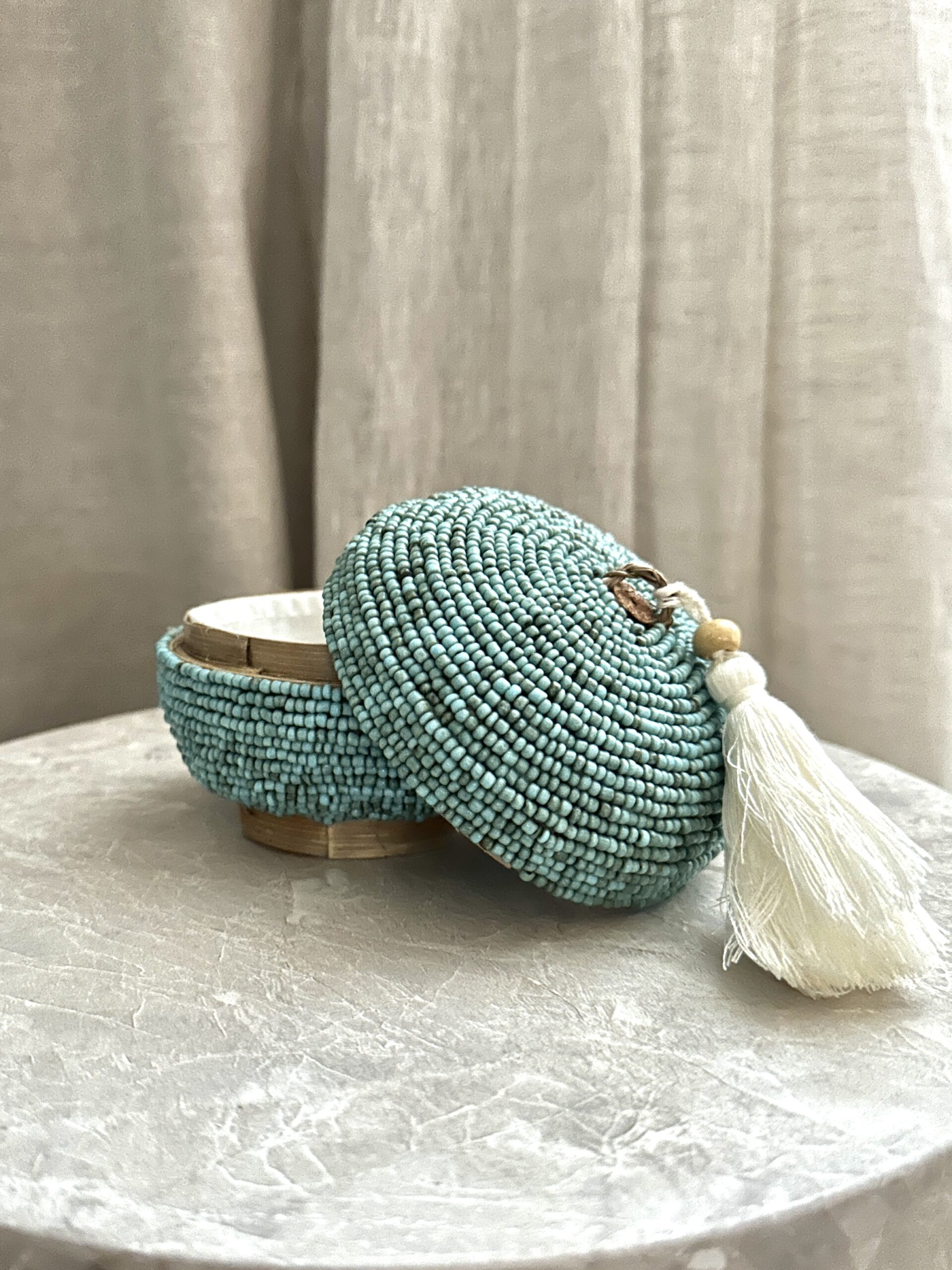 Umah smykkeskrin - Liten rund boks - bambus med perler – turkis